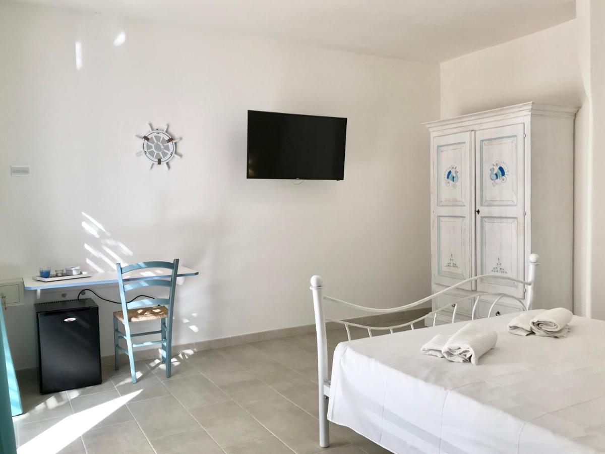 Angolo Mare Apartments & Rooms Porto Pino Exteriör bild