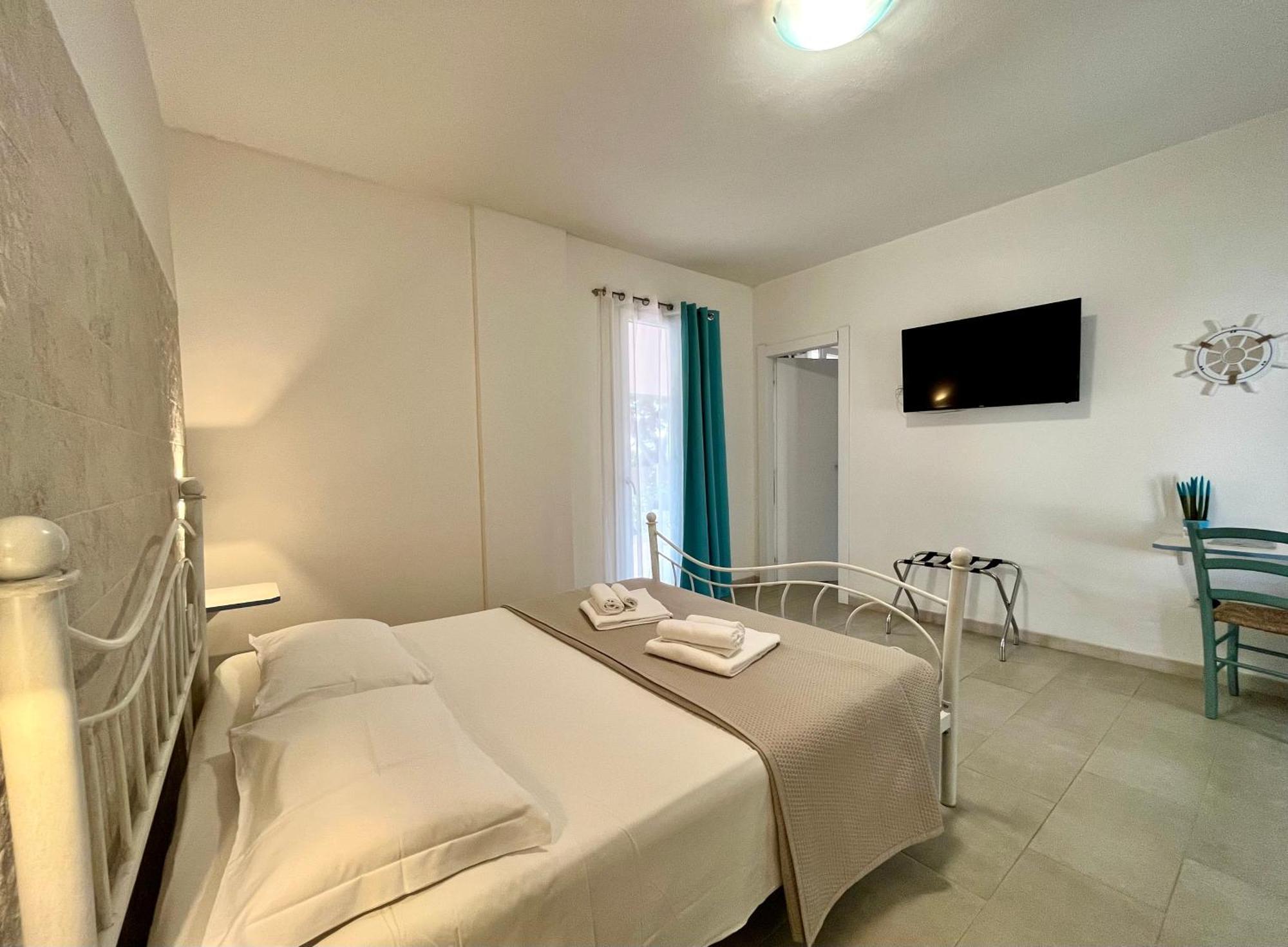 Angolo Mare Apartments & Rooms Porto Pino Exteriör bild