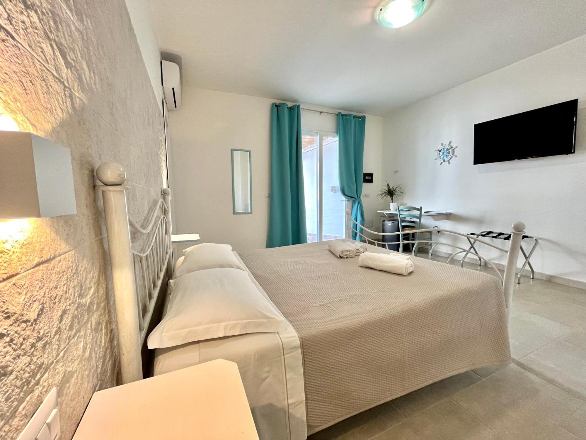 Angolo Mare Apartments & Rooms Porto Pino Exteriör bild