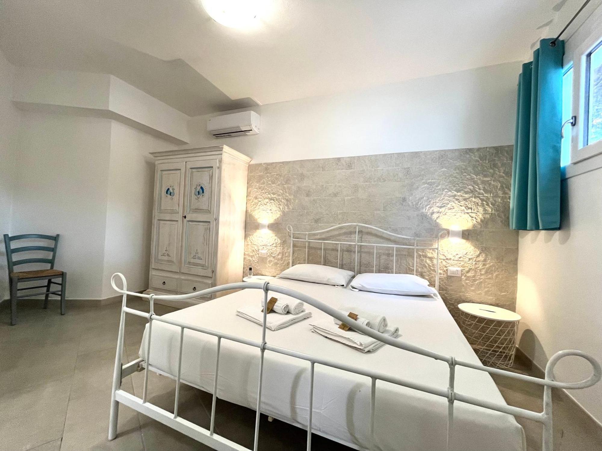 Angolo Mare Apartments & Rooms Porto Pino Exteriör bild