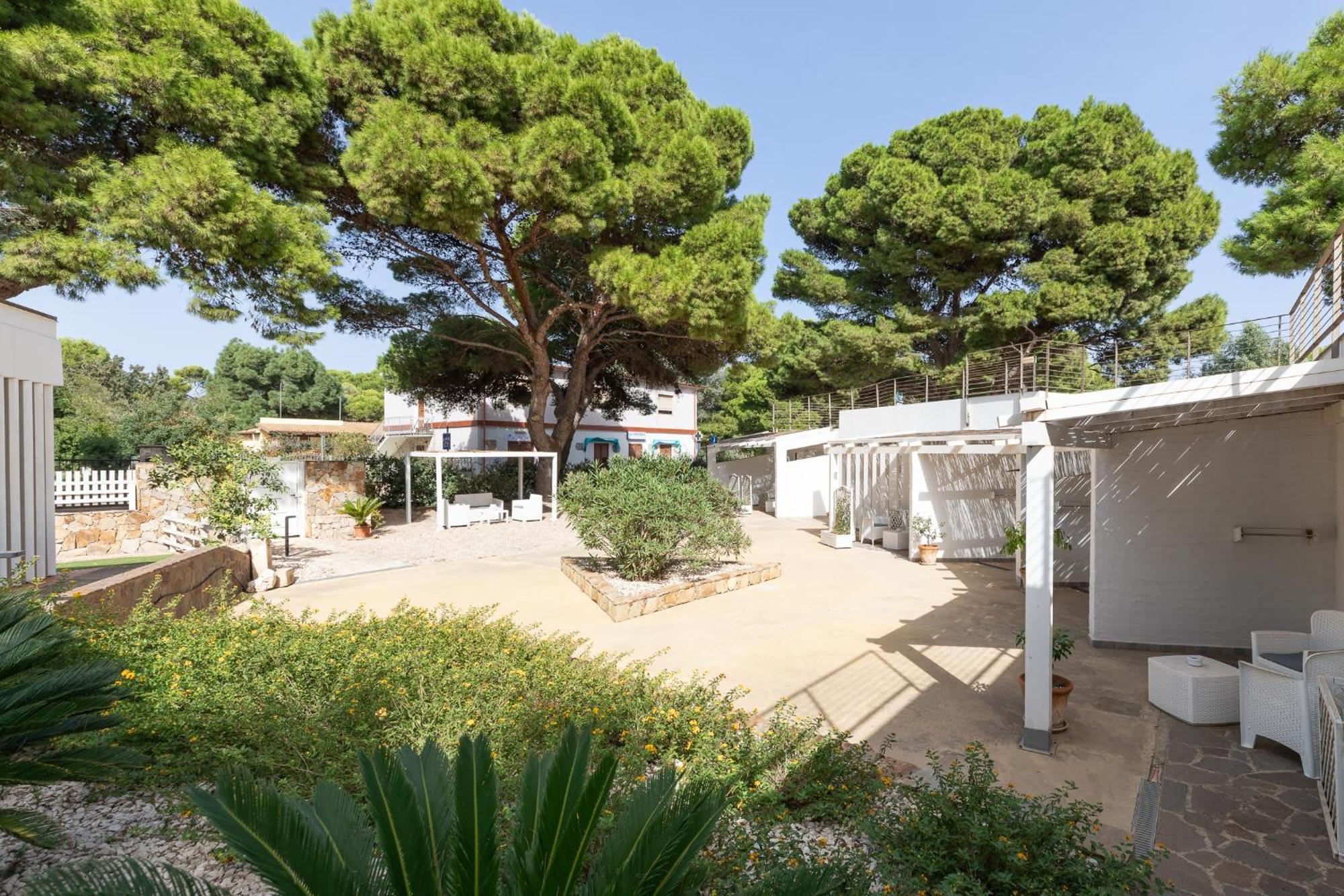 Angolo Mare Apartments & Rooms Porto Pino Exteriör bild